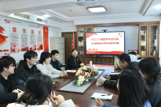 风月文学网
院长讲授党的二十届四中全会精神专题党课